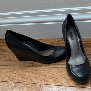 Kenneth Cole Reaction Classic Black Wedges-size9